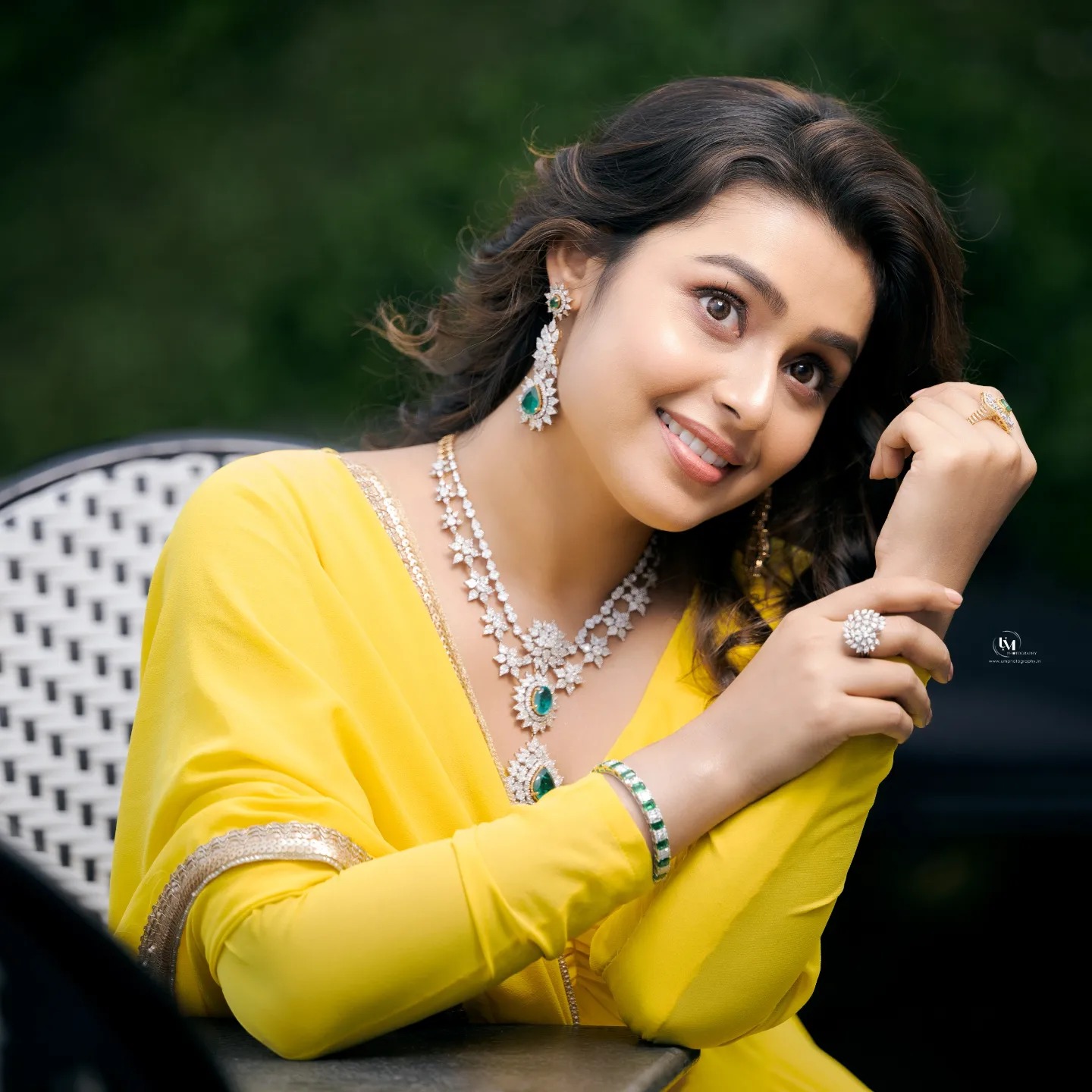  കള്ളന്‍ മാത്തപ്പനായി അഭിനയിക്കുന്ന വിഷ്ണു ഉണ്ണികൃഷ്ണന്‍റെ ജീവിതത്തിലേക്ക് കടന്നുവരുന്ന ഭഗവതിയായ മോക്ഷ ഉണ്ടാക്കുന്ന മാറ്റങ്ങളും സംഭവവികാസങ്ങളുമാണ് കള്ളനും ഭഗവതിയും ചിത്രത്തിന്‍റെ പ്രമേയം