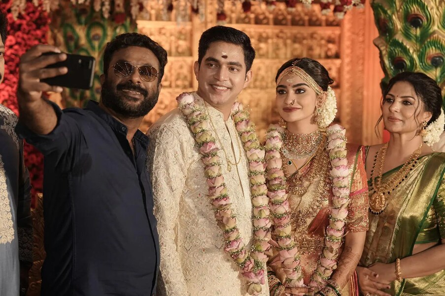  ഗംഭീരം എന്ന് പറഞ്ഞാല്‍ കുറഞ്ഞുപോകും.. അത്രത്തോളം അത്യാഡംബരമായാണ് നടിയും നര്‍ത്തകിയുമായ ആശ ശരത്തിന്‍റെ (Asha Sharath) മകള്‍ ഉത്തരയുടെ  (Uthara Sharath)വിവാഹം കൊച്ചിയില്‍ നടന്നത്. സൂപ്പര്‍ താരങ്ങളുടെ സാന്നിദ്ധ്യം മൂലം സമ്പന്നമായ വിവാഹത്തിന്‍റെ ചിത്രങ്ങളും വീഡിയോകളും സോഷ്യല്‍ മീഡിയയില്‍ തരംഗമായിരുന്നു.