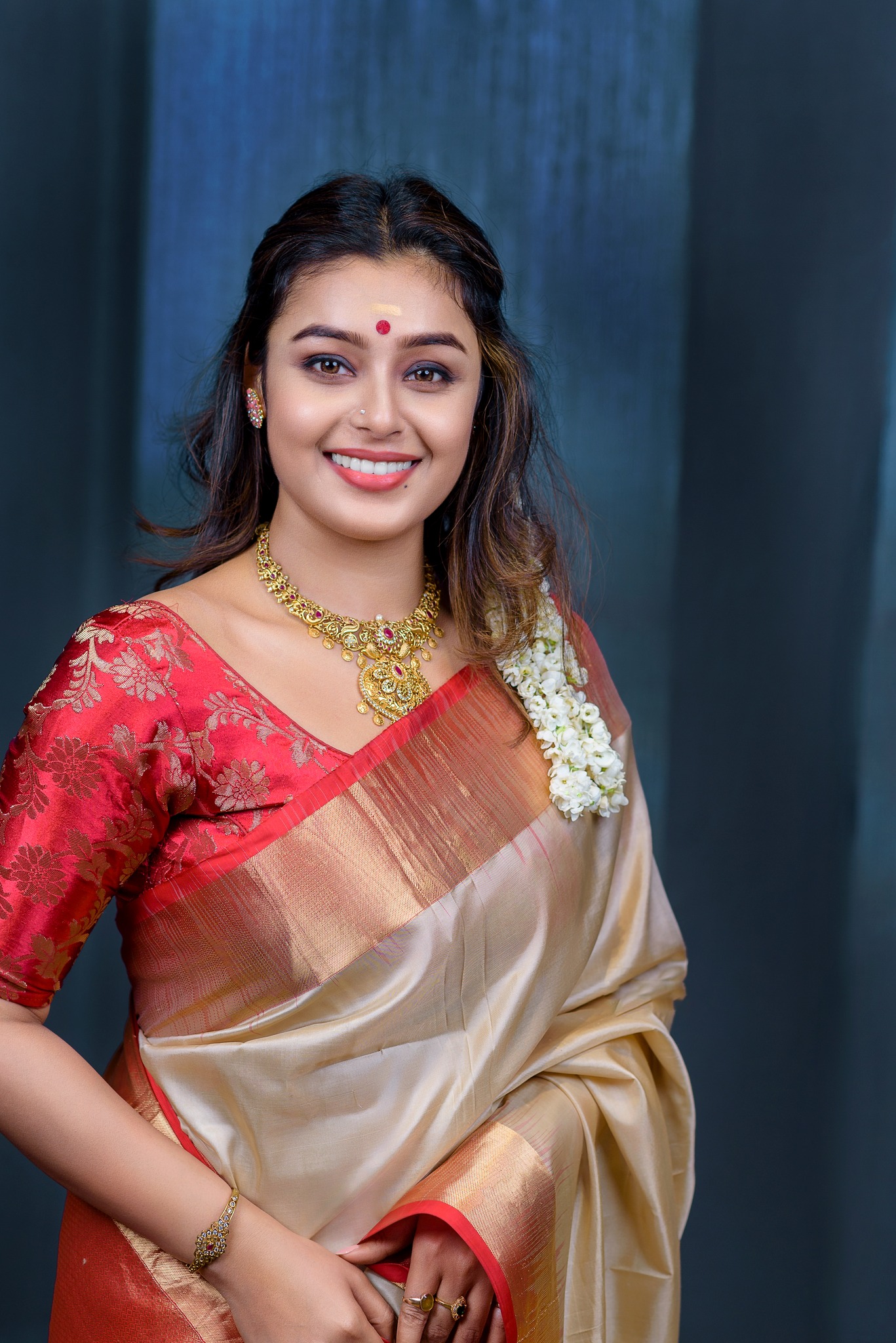  മലയാളികളുടെ പ്രിയ നടന്‍ വിഷ്ണു ഉണ്ണികൃഷ്ണനെ കേന്ദ്രകഥാപാത്രമാക്കി ഈസ്റ്റ് കോസ്റ്റ് വിജയന്‍ ഒരുക്കിയ ചിത്രമാണ് 'കള്ളനും ഭഗവതിയും'. മികച്ച പ്രതികരണം നേടിയ ചിത്രം ഈസ്റ്റ് കോസ്റ്റ് വിജയന്‍റെ സിനിമ രംഗത്തെക്കുള്ള തിരിച്ചുവരവ് കൂടിയാണ്.കെവി അനിലിന്‍റെ കള്ളനും ഭഗവതിയും എന്ന നോവലിനെ ആസ്പദമാക്കി ഒരുക്കിയ ചിത്രത്തില്‍ ഭഗവതിയായെത്തിയത് ബംഗാളി താരം മോക്ഷയാണ്