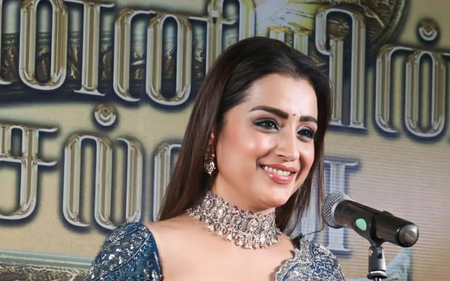  നീല നിറത്തിലുള്ള ഡിസൈനര്‍ സാരിയണിഞ്ഞാണ് താരം വേദിയിലെത്തിയത്.സിൽവർ നിറത്തിലുള്ള വർക്കുകളും എംബ്രോയ്ഡറിയും തൃഷയുടെ ലുക്കിന് മാറ്റുകൂട്ടി.