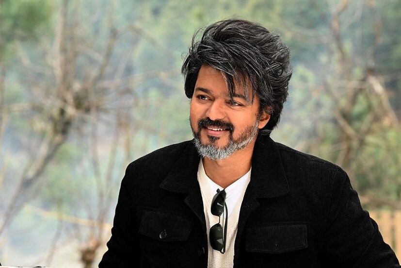  ലോകേഷ് കനകരാജ് സംവിധാനം ചെയ്യുന്ന ലിയോ എന്ന ചിത്രത്തിന്‍റെ ഷൂട്ടിങ്ങിലാണ് വിജയ് ഇപ്പോഴുള്ളത്. സിനിമകളിലൂടെ ഇക്കാലം കൊണ്ട് നേടിയ ജനപ്രീതിയും ആരാധകസമ്പത്തും വോട്ടായിമാറിയാല്‍ തമിഴകത്തെ രാഷ്ട്രീയ സാഹചര്യങ്ങള്‍ മാറ്റിമറിക്കാന്‍ പോന്ന ശക്തിയായി വിജയ് മാറും എന്നാണ് എതിര്‍ചേരിയില്‍ ഉള്ളവരുടെ കണക്കുകൂട്ടല്‍