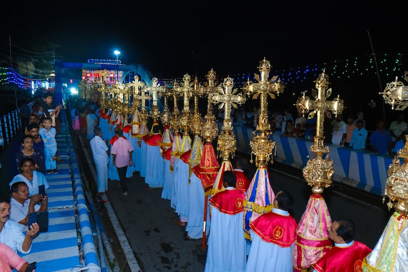  അരുവിത്തുറ പള്ളി തിരുനാളിനോട് അനുബന്ധിച്ച് നടന്ന നഗരപ്രദക്ഷിണം
