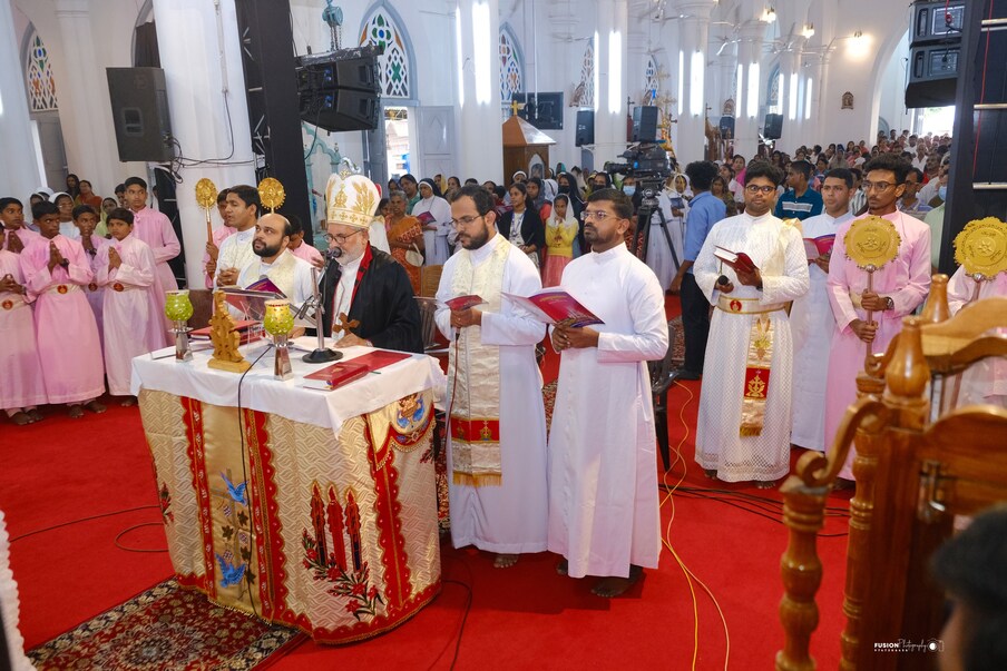  വികാരി ഫാ. അഗസ്റ്റിൻ പാലയ്ക്കപ്പറമ്പിൽ, സഹവികാരിമാരായ സെബാസ്റ്റ്യൻ നടുത്തടം, ഫാ. ആന്റണി തോണക്കര, ഫാ. ഡിറ്റോ തോട്ടത്തിൽ, ഫാ. ബിജു കുന്നക്കാട്ട്, ഫാ. ജോസഫ് മൂക്കൻതോട്ടത്തിൽ, ഫാ. പോൾ നടുവിലേടം, ഫാ. മാത്യു വെണ്ണായിപ്പള്ളിൽ, ഫാ. അഗസ്റ്റിൻ കണ്ടത്തിൽകുടി എന്നിവർ സഹകാർമികരായി