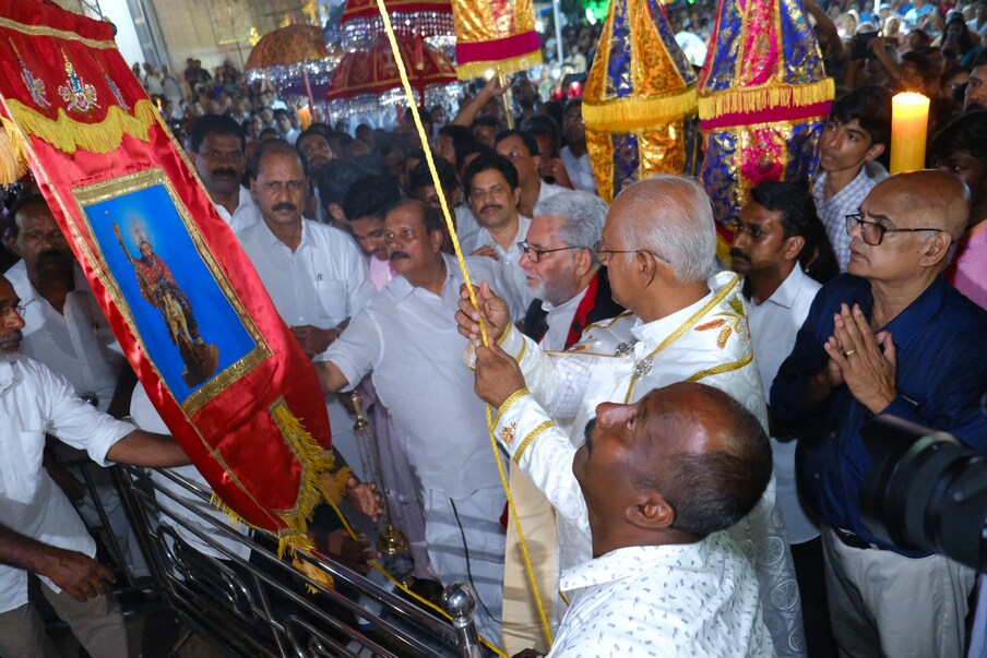  അരുവിത്തുറ ഇടവകാംഗങ്ങളുടെയും സമീപ ഇടവകളിലെ വിശ്വാസികളുടെയും നേതൃത്വത്തിലായിരുന്നു പ്രദക്ഷിണം. ഞായറാഴ്ച രാവിലെ 6.45-നും എട്ടിനും കുർബാന, 9.30-ന് തിരുസ്വരൂപ പ്രതിഷ്ഠ, 10-ന് പാലാ രൂപതാധ്യക്ഷൻ മാർ ജോസഫ് കല്ലറങ്ങാട്ട് സുറിയാനി കുർബാനയർപ്പിച്ച് സന്ദേശം നൽകും