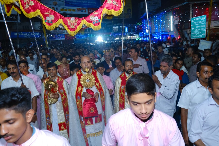  കേരളത്തിലെ പ്രമുഖ ക്രൈസ്തവ ദേവാലയമായ അരുവിത്തുറ സെന്‍റ്.ജോര്‍ജ് പള്ളിയില്‍ വിശുദ്ധ ഗീവര്‍ഗീസ് സഹദായുടെ തിരുനാളിന് കൊടിയേറി. 101 പൊന്നിന്‍കുരിശുകളും ഇടവക പള്ളികളിലെ പൊന്നിന്‍കുരിശുകളും അണിനിരന്ന ഭക്തിനിര്‍ഭരമായ നഗരപ്രദക്ഷിണത്തോടെയാണ് തിരുനാള്‍ ചടങ്ങുകള്‍ക്ക് തുടക്കമായത്.