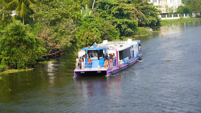  മികച്ച ടിക്കറ്റ് വരുമാനവും ഇതിലൂടെ ലഭിച്ചെന്നാണ് വിവരം. പൊതുജനങ്ങള്‍ക്ക് പുറമെ ടൂറിസ്റ്റുകളും ആദ്യദിനത്തില്‍ തന്നെ വാട്ടര്‍ മെട്രോ യാത്ര അനുഭവച്ചറിയാന്‍ എത്തിയിരുന്നു. തിരക്ക് കൂടിയതോടെ പലര്‍ക്കും യാത്ര ചെയ്യാന്‍ കഴിയാതെ മടങ്ങേണ്ടി വന്നു. വരും ദിവസങ്ങളിലും തിരക്ക് തുടരുമെന്നാണ് അധികൃതരുടെ കണക്കുകൂട്ടല്‍.