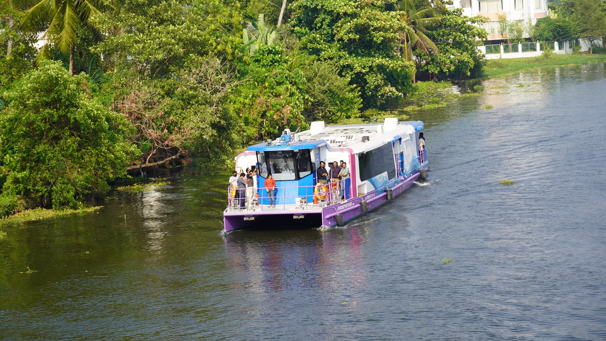  മികച്ച ടിക്കറ്റ് വരുമാനവും ഇതിലൂടെ ലഭിച്ചെന്നാണ് വിവരം. പൊതുജനങ്ങള്‍ക്ക് പുറമെ ടൂറിസ്റ്റുകളും ആദ്യദിനത്തില്‍ തന്നെ വാട്ടര്‍ മെട്രോ യാത്ര അനുഭവച്ചറിയാന്‍ എത്തിയിരുന്നു. തിരക്ക് കൂടിയതോടെ പലര്‍ക്കും യാത്ര ചെയ്യാന്‍ കഴിയാതെ മടങ്ങേണ്ടി വന്നു. വരും ദിവസങ്ങളിലും തിരക്ക് തുടരുമെന്നാണ് അധികൃതരുടെ കണക്കുകൂട്ടല്‍.