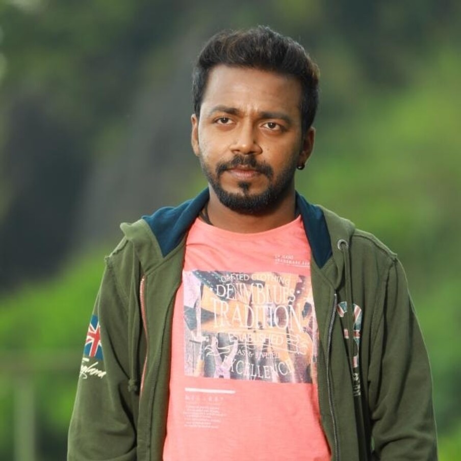  എന്നാല്‍ മലയാളത്തിലെ യുവനടന്മാരെ കുറിച്ചുള്ള ബി. ഉണ്ണികൃഷ്ണന്‍റെ പരാമര്‍ശത്തില്‍ പ്രതികരണവുമായി രംഗത്തെത്തിയിരിക്കുകയാണ് സംവിധായകന്‍ അഭിലാഷ് വിസി. ആളൊരുക്കം സഭാഷ് ചന്ദ്രബോസ് തുടങ്ങിയ സിനിമകള്‍ ഒരുക്കിയ അദ്ദേഹം യുവനടന്മാരില്‍ ശ്രദ്ധേയനായ വിഷ്ണു ഉണ്ണികൃഷ്ണനെ പ്രകീര്‍ത്തിച്ചുകൊണ്ടാണ് തന്‍റെ അഭിപ്രായം പങ്കുവെച്ചത്.