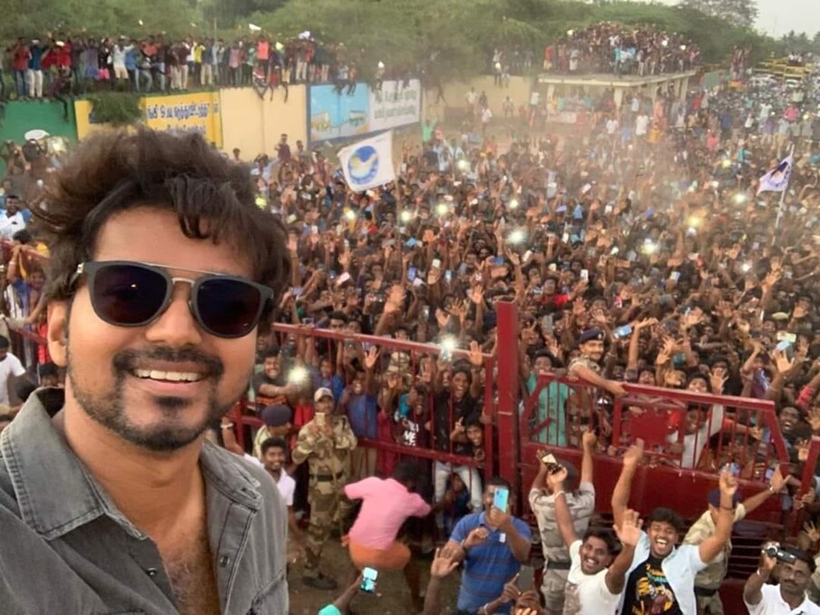  കേന്ദ്ര സർക്കാരിന്റെ നയങ്ങളെ സിനിമയിലൂടെ വിമർശിച്ചതിനെത്തുടർന്ന് ബി.ജെ.പി.യിൽനിന്ന് രൂക്ഷമായ എതിർപ്പ് വിജയ് നേരിട്ടിരുന്നു. അതിനാൽ കമൽഹാസനെപ്പോലെത്തന്നെ ബി.ജെ.പി.യെ എതിർത്തു കൊണ്ടുതന്നെയാകും വിജയ്‌യുടെയും രംഗപ്രവേശമെന്നാണ് കരുതപ്പെടുന്നത്. എന്നാൽ, സർവേയുടെയും തുടർന്നുള്ള രാഷ്ട്രീയസാഹചര്യത്തെയും ആശ്രയിച്ചാകും രാഷ്ട്രീയ പ്രവേശത്തിൽ വിജയ് അന്തിമ തീരുമാനമെടുക്കുകയെന്നും വിവരമുണ്ട്.