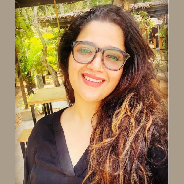  'അച്ഛനും അമ്മയും ഞങ്ങളെ നല്ല മനുഷ്യരാക്കി. ഏറ്റവും കഠിനമായ സമയങ്ങളിലും, ക്രൂരമായ മാധ്യമ ആക്രമണങ്ങളിലും, ഇരുണ്ട നാളുകളിലും ഞങ്ങൾ കൈകൾ ചേർത്ത് പിടിച്ച് സ്വയം പറഞ്ഞു. ഞങ്ങൾ എന്താണ് വിശ്വസിക്കുന്നതെന്ന് ഞങ്ങൾക്കറിയാം, ഞങ്ങളുടെ യാഥാർഥ്യം ഞങ്ങൾക്കറിയാം, ദൈവം ഞങ്ങളെ ഒരിക്കലും അവഗണിക്കില്ല' അഭിരാമി കുറിക്കുന്നു