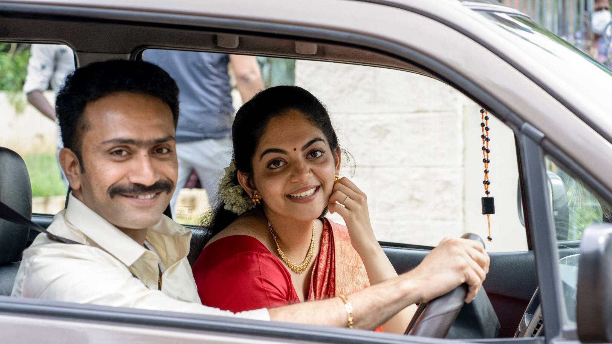 Adi movie review | നന്ദുവേട്ടാ, ഗീതിക വിളിക്കുന്നു; വ്യത്യസ്തമായ 'അടി'യിൽ തുടങ്ങുന്ന കുടുംബജീവിതത്തിന്റെ കാഴ്ച