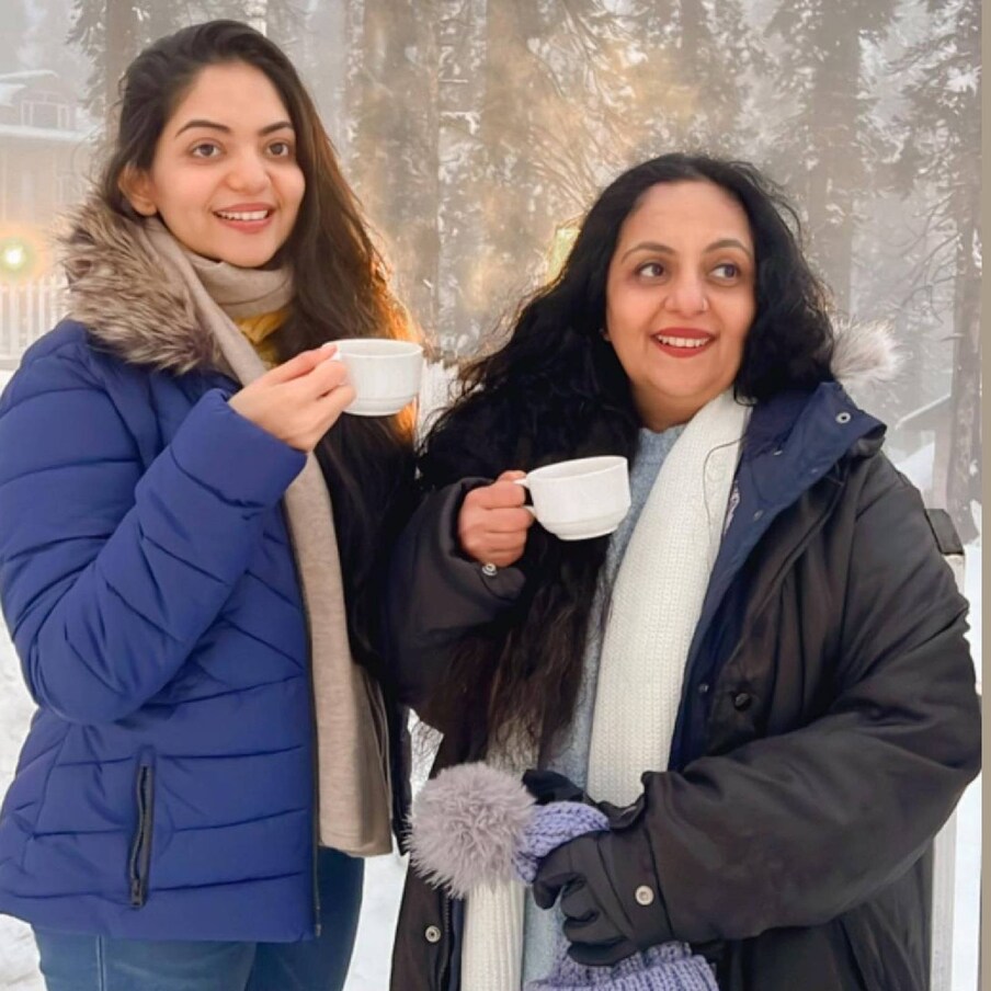  'അടി' എന്ന സിനിമയുടെ വിജയത്തിളക്കത്തിലാണ് നടി അഹാന കൃഷ്ണ (Ahaana Krishna). സിനിമയുടെ ഭാഗമായി അഹാന ഒട്ടേറെ അഭിമുഖങ്ങളിൽ പങ്കെടുത്തിരുന്നു. ഇതിൽ ചിലതിൽ നാല് പെൺമക്കളും ഭാര്യയും അടങ്ങുന്ന കുടുംബത്തെ ഏക വരുമാനക്കാരനായ അച്ഛൻ എങ്ങനെ കൊണ്ടുപോയി എന്നതിനെക്കുറിച്ച് അഹാന സംസാരിക്കുകയുണ്ടായി. ഏറ്റവും ഇളയമകൾ ഹൻസിക പിറക്കുന്നതിന് മുൻപാണ് കൃഷ്ണകുമാർ തിരുവനന്തപുരത്ത് ഒരു വീട് സ്വന്തമാക്കിയത്