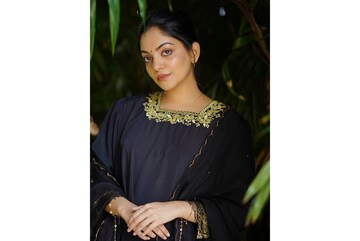 Ahaana Krishna | അഹാന ധരിച്ച ചുരിദാറിന് കാൽ നൂറ്റാണ്ട് പഴക്കം; ആ വസ്ത്രത്തിനു പിന്നിലെ കഥയിങ്ങനെ