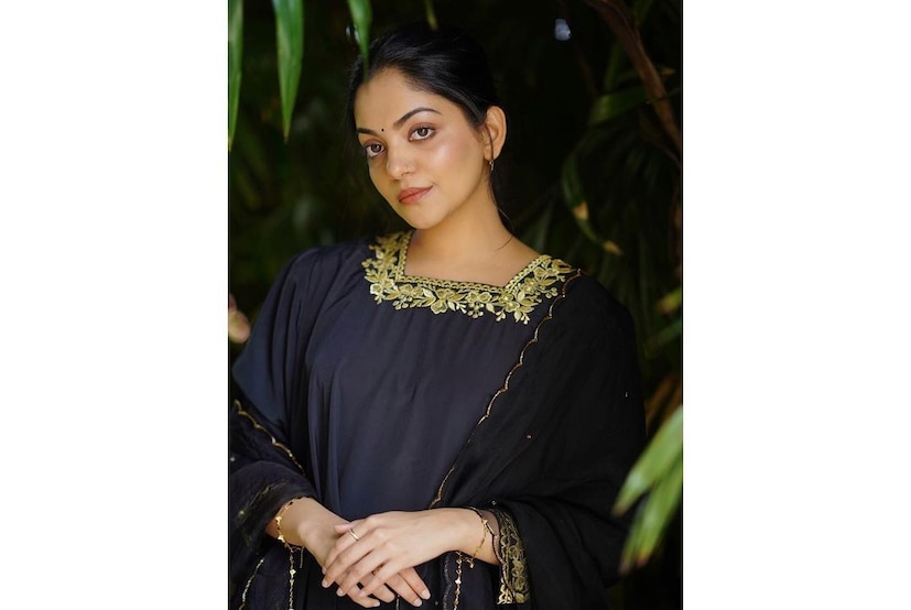  അഹാന കൃഷ്ണയുടെ (Ahaana Krishna) 'അടി' (Adi movie) വിഷു ചിത്രമായി തിയേറ്ററിലെത്താൻ ഇനി അധിക ദിവസങ്ങൾ ബാക്കിയില്ല. ഷൈൻ ടോം ചാക്കോയാണ് (Shine Tom Chacko) നായകൻ. ഏറെ നാളുകൾക്കു മുൻപ് ചിത്രീകരിച്ച സിനിമയാണിത്. സിനിമയുടെ പ്രൊമോഷൻസ് തകൃതിയായി നടക്കുകയാണ്. ഇതിൽ പങ്കെടുക്കുന്ന തിരക്കിലാണ് അഹാന ഇപ്പോൾ