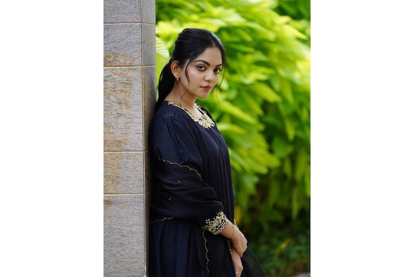  ലില്ലി, അന്വേഷണം എന്നീ ചിത്രങ്ങള്‍ ഒരുക്കിയ പ്രശോഭ് വിജയനാണ് ചിത്രത്തിന്റെ സംവിധാനം. ഇഷ്‌കിന്റെ തിരക്കഥാകൃത്ത് രതീഷ് രവിയുടേതാണ് തിരക്കഥ