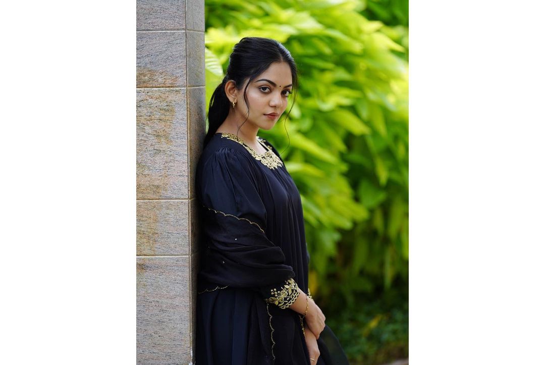  ലില്ലി, അന്വേഷണം എന്നീ ചിത്രങ്ങള്‍ ഒരുക്കിയ പ്രശോഭ് വിജയനാണ് ചിത്രത്തിന്റെ സംവിധാനം. ഇഷ്‌കിന്റെ തിരക്കഥാകൃത്ത് രതീഷ് രവിയുടേതാണ് തിരക്കഥ