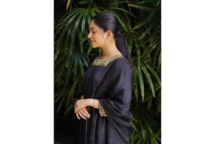  ഗീതിക, സജീവ് നായർ എന്നീ ദമ്പതികളായാണ് സിനിമയിൽ അഹാനയും ഷൈൻ ടോം ചാക്കോയും വേഷമിടുക. 'ലൂക്ക' എന്ന സിനിമയാണ് അഹാനയുടേതായി ഏറ്റവും ഒടുവിൽ തിയേറ്ററിലെത്തിയ ചിത്രം