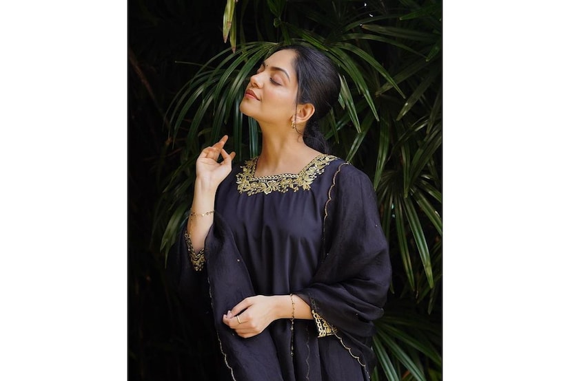  കാൽ നൂറ്റാണ്ട് മുൻപ് ഈ ചുരിദാർ ധരിച്ചത് അഹാനയുടെ അമ്മയാണ്. അഹാനയുടെ വീട്ടിൽ പണ്ട് ഉപയോഗിച്ച വസ്ത്രങ്ങൾ വീണ്ടും ധരിക്കുന്ന പതിവുണ്ട്. അതെല്ലാം തന്നെ കൃത്യമായി സൂക്ഷിച്ചു വെക്കാനും അവർ ഓർക്കാറുണ്ട്