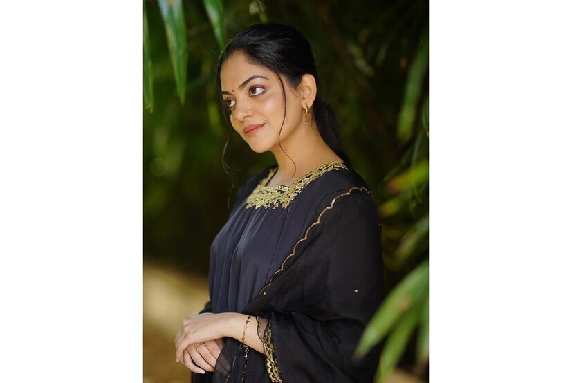  സിനിമാ പ്രൊമോഷന്റെ ദിവസങ്ങളൊന്നിൽ അഹാന എത്തിയത് 25 വർഷം പഴക്കമുള്ള ഒരു ചുരിദാർ ധരിച്ചാണ്. കറുത്ത നിറമുള്ള അയഞ്ഞ ചുരിദാർ അഹാന കാലത്തിനൊത്ത് ചെറിയ മോഡിഫിക്കേഷനുകൾ നടത്തിയാണ് അണിഞ്ഞത്. ആ ചുരിദാറിന് പിന്നിൽ ഒരു കഥയുണ്ട് (തുടർന്ന് വായിക്കുക)