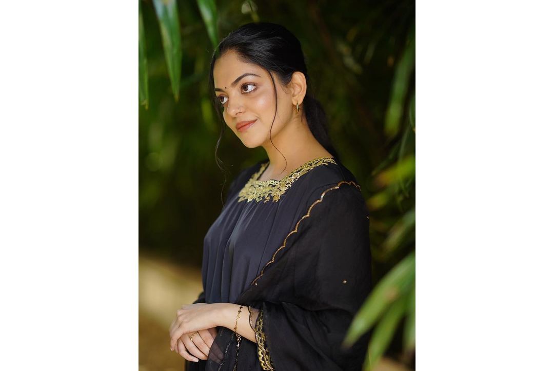  സിനിമാ പ്രൊമോഷന്റെ ദിവസങ്ങളൊന്നിൽ അഹാന എത്തിയത് 25 വർഷം പഴക്കമുള്ള ഒരു ചുരിദാർ ധരിച്ചാണ്. കറുത്ത നിറമുള്ള അയഞ്ഞ ചുരിദാർ അഹാന കാലത്തിനൊത്ത് ചെറിയ മോഡിഫിക്കേഷനുകൾ നടത്തിയാണ് അണിഞ്ഞത്. ആ ചുരിദാറിന് പിന്നിൽ ഒരു കഥയുണ്ട് (തുടർന്ന് വായിക്കുക)