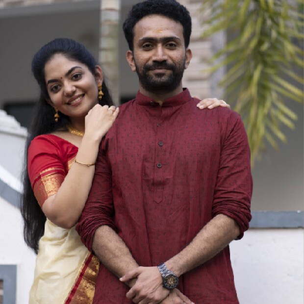  ഈ വിഷുനാളിൽ പ്രേക്ഷകർക്ക് മുന്നിലേക്ക് സജീവ് നായരും ഗീതികയും എത്തിച്ചേരും. 'അടി' എന്ന സിനിമയിലെ നായികാ നായകന്മാരാണ് ഇരുവരും. നീണ്ട ഇടവേളയ്‌ക്കു ശേഷം റിലീസ് ചെയ്യുന്ന അഹാന കൃഷ്ണയുടെ (Ahaana Krishna) ചിത്രമാണ് 'അടി'. ഭാര്യാ ഭർത്താക്കന്മാരുടെ വേഷത്തിലാണ് ഇതിൽ അഹാനയും ഷൈൻ ടോം ചാക്കോയും അഭിനയിക്കുക. റിലീസിന് മുന്നോടിയായി അഹാന 'ഐ ആം വിത്ത് ധന്യ വർമ്മ' എന്ന പരിപാടിയിൽ സംസാരിക്കുകയുണ്ടായി