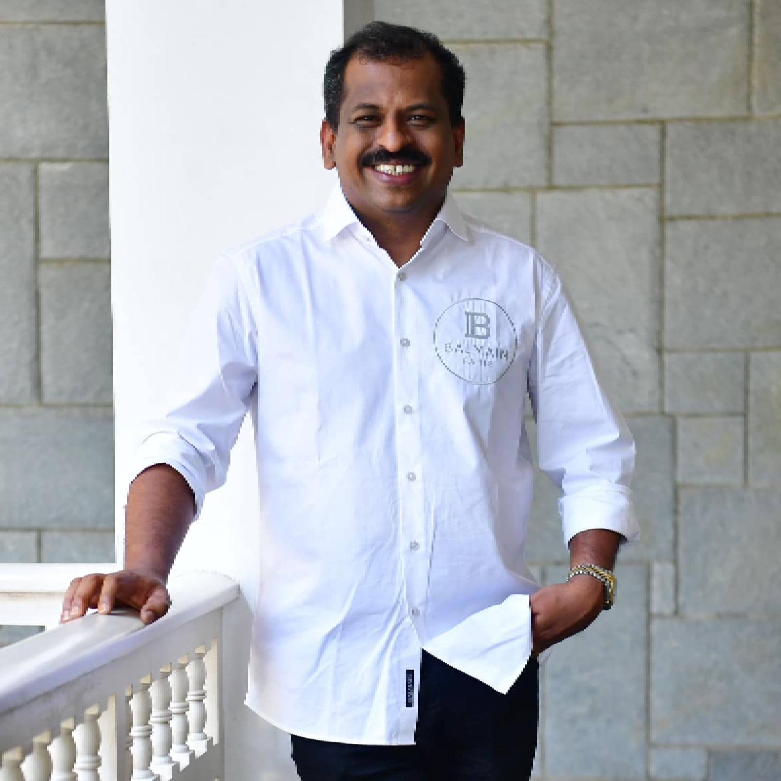  ദി റാവിസിന്റെ കോർപ്പറേറ്റ് ഷെഫും പാചക ഡയറക്ടറുമായി അദ്ദേഹം ഇന്ത്യയിലേക്ക് മടങ്ങി. റസ്റ്റോറന്റ് ഷെഫ് പിള്ള എന്ന ബ്രാൻഡിൽ സ്വന്തമായി റസ്റ്റോറന്റ് ശൃംഖലയും അദ്ദേഹം ആരംഭിച്ചു