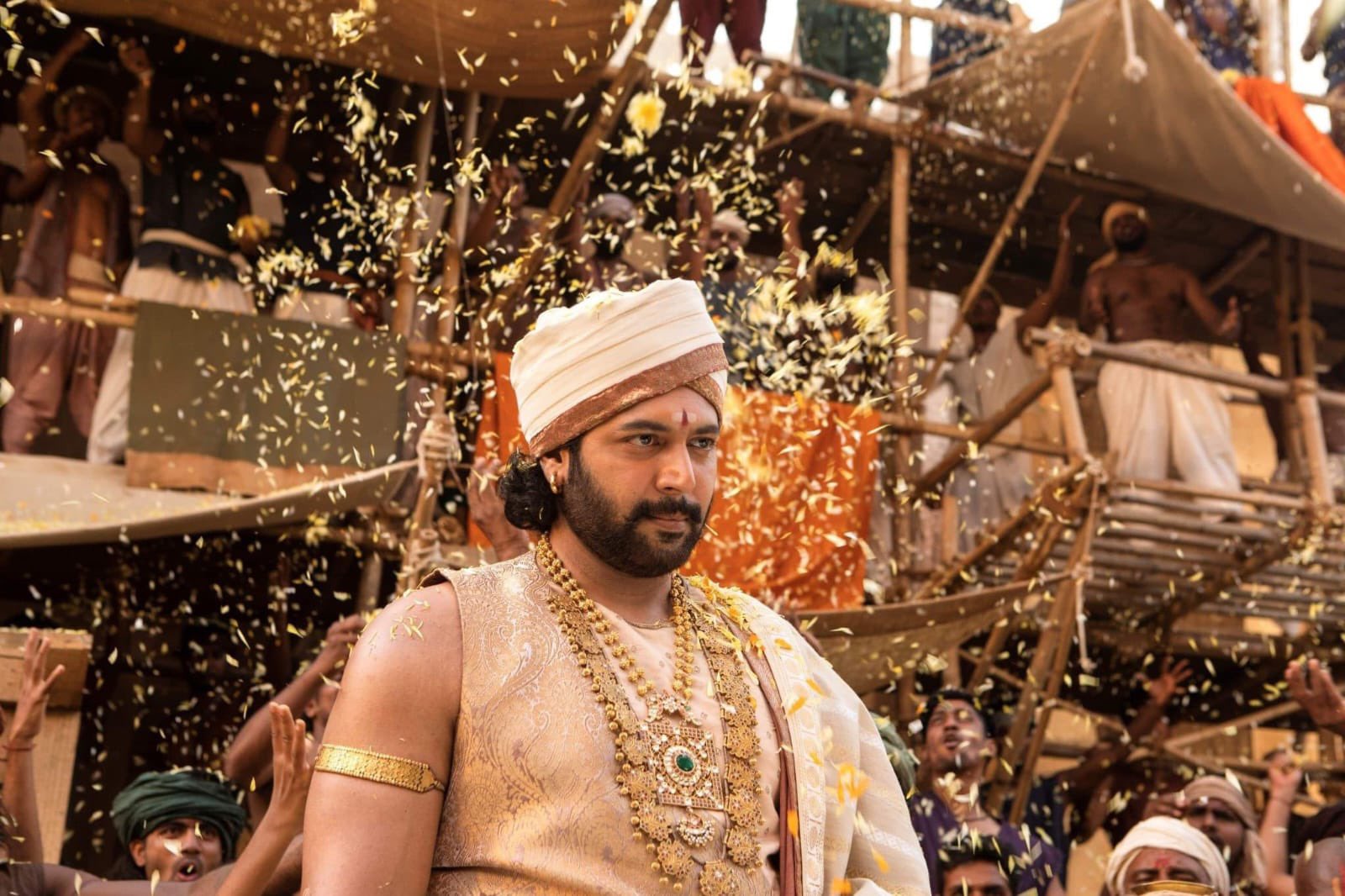  അരുൾമൊഴി വർമൻ എന്ന പൊന്നിയൻ സെൽവനായി വേഷമിട്ട ജയം രവിയുടെ പ്രതിഫലം 8 കോടിയാണ്.