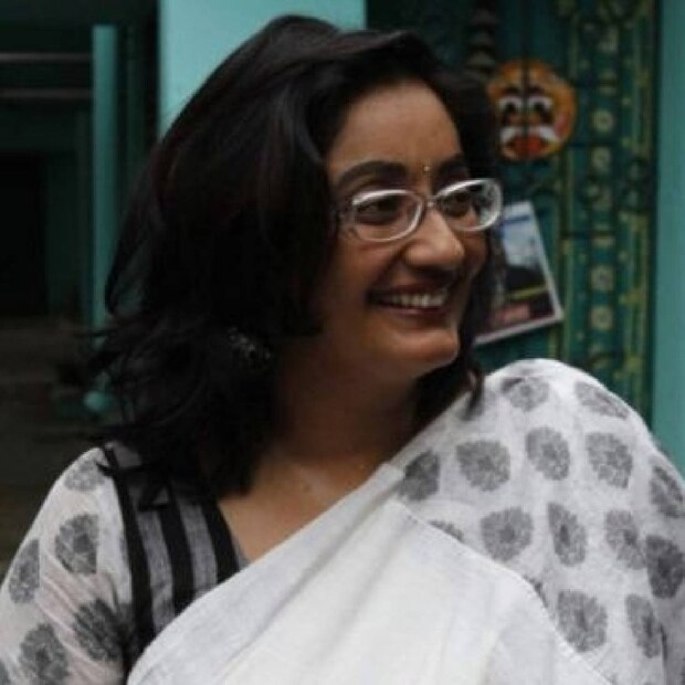  കാളിങ് ബെൽ പ്രവർത്തിച്ചിരുന്നില്ല. ഷെഡിൽ പൊടിപിടിച്ച രണ്ടു കാറുകളുണ്ട്. ഗേറ്റുകൾ അടച്ചിരുന്നെങ്കിലും സെക്യൂരിറ്റി ഗാർഡ് ഇല്ലായിരുന്നു. ചുമരുകളിൽ വിള്ളലുണ്ട്. വീടിന്റെ മുറ്റം അടിച്ചുവാരിയിട്ട് ദിവസങ്ങൾ കഴിഞ്ഞിരിക്കുന്നു. പണ്ട് കാർ എടുക്കുമായിരുന്നെങ്കിലും ഇപ്പോൾ അതവിടെ കിടപ്പാണെന്നു അയൽവാസി. വീട്ടിൽ തീപിടിച്ചപ്പോൾ താനാണ് അഗ്നിശമന സേനയെ വിളിച്ചുവരുത്തിയതെന്നും അവർ പറഞ്ഞു