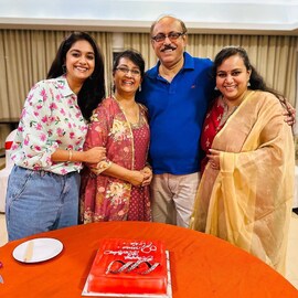 വീട്ടുമുറ്റത്ത് കാർ ഉണ്ട്, എന്നിട്ടും മക്കൾ സ്കൂളിൽ പോയത്... മേനകയും സുരേഷ് കുമാറും പറയുന്നു വീട്ടുമുറ്റത്ത് കാർ ഉണ്ട്, എന്നിട്ടും മക്കൾ സ്കൂളിൽ പോയത്... മേനകയും സുരേഷ് കുമാറും പറയുന്നു