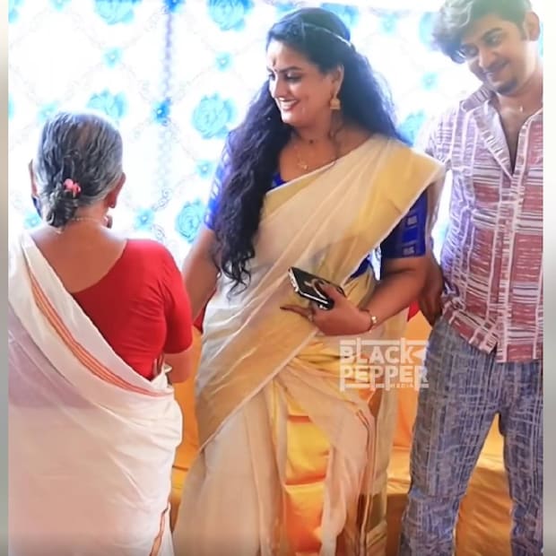  സ്വന്തമായി ഒരു വീട് എന്ന സ്വപ്നം പൂവണിഞ്ഞത് കഴിഞ്ഞ ദിവസമാണ്. പുതിയ വീട്ടിൽ അതിഥികളായി കൂട്ടുകാരായ സുചിത്ര, റിയാസ്, സൂരജ് തേലക്കാട് എന്നിവരുമെത്തി. മിനി സ്ക്രീൻ താരമായ സുചിത്രയെ കണ്ട ആവേശത്തിലായി അഖിലിന്റെ നാട്ടുകാരും ബന്ധുക്കളും. പലരും പരിചയപ്പെടാൻ അടുത്തുകൂടി (ചിത്രം: ബ്ലാക്ക് പെപ്പർ മീഡിയ) -തുടർന്ന് വായിക്കുക-