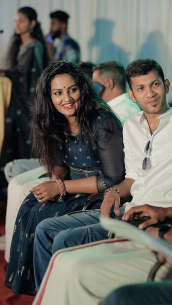  വീടായി, കാർ ആയി ഇനിയെന്ത് എന്ന ചോദ്യത്തിന്, നിങ്ങൾ പ്രതീക്ഷിക്കുന്ന കാര്യം ഉടനെയൊന്നുമുണ്ടാവില്ല എന്ന് അഖിൽ വ്യക്തമാക്കിക്കഴിഞ്ഞു. സോഷ്യൽ മീഡിയയുടെ ഗോസിപ് സ്‌പെയ്‌സുകളിൽ അഖിലിന്റെയും സുഹൃത്ത് സുചിത്രയുടെയും പേരുകൾ പലപ്പോഴും ചർച്ചചെയ്യപ്പെട്ടിരുന്നു