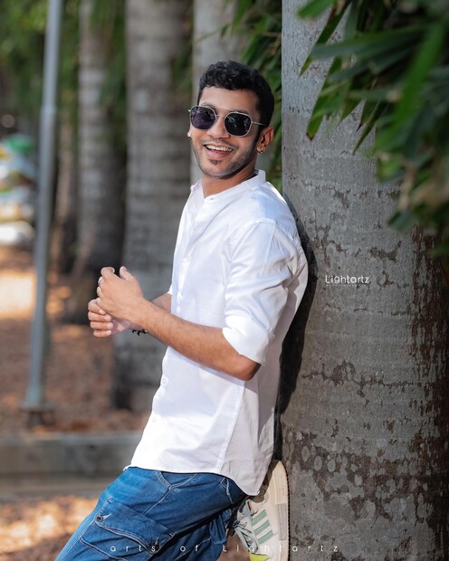  'അഖിലകം' എന്നാണ് വീടിന് നൽകിയ പേര്. വർഷങ്ങൾക്ക് മുൻപ് താനൊരു വീട് വേണമെന്ന് ആഗ്രഹിച്ച വേളയിൽ സുഹൃത്ത് ഒരു 3D പ്ലാനും പേരും ചേർത്തു നൽകിയിരുന്നു എന്ന് അഖിൽ. എന്നാൽ വീട് വന്നപ്പോൾ ഒരു ദുഃഖവും ആ വീട്ടുപേരിനു പിന്നിൽ ഒളിഞ്ഞു