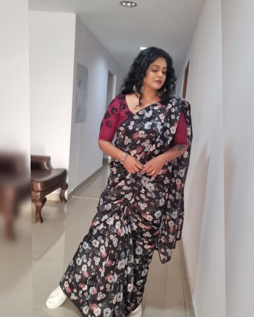  മഞ്ജു പിള്ള അടുത്തിടെ പുതിയ വീട് സ്വന്തമാക്കിയതിന്റെ വിശേഷങ്ങൾ സോഷ്യൽ മീഡിയയിൽ പോസ്റ്റ് ചെയ്തിരുന്നു. തിരുവനന്തപുരത്താണ് മഞ്ജു പിള്ളയുടെ പുത്തൻ ഫ്ലാറ്റ്. മകൾ ദയക്കൊപ്പമാണ് മഞ്ജു ഗൃഹപ്രവേശം നടത്തിയത്