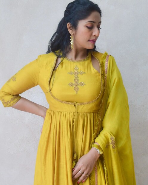  'നവ്യ നായർ എന്നു വിളിക്കുന്നത് തന്റെ ജാതി മനസ്സിലാക്കിയിട്ടല്ല. അത് എന്റെ പേര് ആയിപ്പോയി. ഇനി ഇത് മുറിച്ചു മാറ്റാം എന്നു വച്ചാൽ തന്നെ എന്റെ ഒരു ഔദ്യോഗിക രേഖകളിലും ഞാൻ നവ്യ അല്ല, ധന്യ വീണ ആണ്. ഗസറ്റിലെ എന്റെ പേര് അതാണ്'- നവ്യ പറയുന്നു.