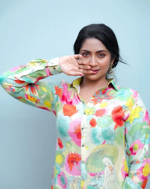  നവ്യാ നായർ എന്ന പേരിടുമ്പോൾ എനിക്ക് അന്ന് അവിടെ വോയ്സ് ഇല്ല. ഞാൻ ഇനി പേരുമാറ്റിയാലും എല്ലാവരുടെ ഉള്ളിലും നവ്യാ നായർ തന്നെയായിരിക്കുമെന്നും മനോരമയ്ക്ക് നൽകിയ അഭിമുഖത്തിൽ നടി പറഞ്ഞു.