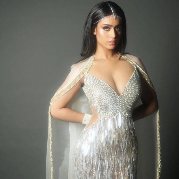  ഇപ്പോഴിതാ മകൾ നിസയ്ക്കൊപ്പമുളള സ്റ്റൈലിഷ് ചിത്രങ്ങൾ പങ്കുവച്ചിരിക്കുകയാണ് അമ്മയായ താരം. നിത മുകേഷ് അംബാനി കൾച്ചറൽ സെന്ററിന്റെ ഉദ്ഘാടനത്തിന് പങ്കെടുത്തപ്പോഴുള്ള ഔട്ട്ഫിറ്റിലാണ് അമ്മയുടെയും മകളു‌ടെയും പുതിയ ഫോട്ടോഷൂട്ട് .(ഇൻസ്റ്റാഗ്രാം)