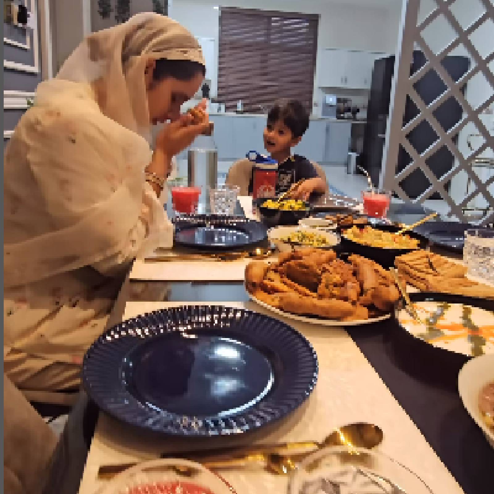  " എന്റെ ഹൃദയവുമൊത്തുള്ള ഇഫ്താര്‍ വിരുന്ന്" എന്നാണ് സാനിയ ഈ ചിത്രത്തിനൊപ്പം കുറിച്ചിരിക്കുന്നത്. ഇത് ആദ്യമായല്ല കഴിക്കുന്ന ഭക്ഷണവിഭവങ്ങള്‍ ഇന്‍സ്റ്റഗ്രാം ഫാമിലിക്ക് മുന്‍പില്‍ സാനിയ വെളിപ്പെടുത്തുന്നത്.