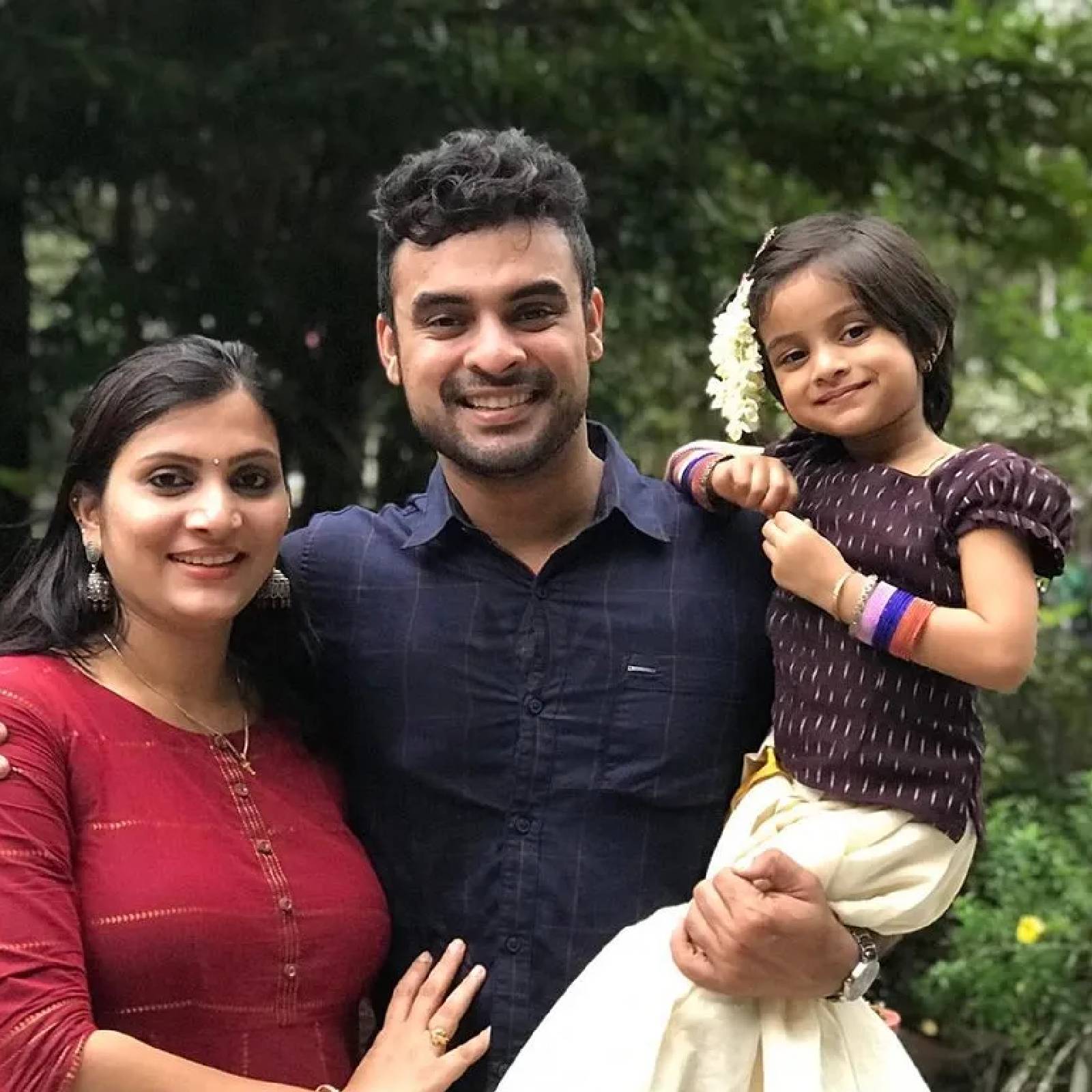 മകൾ ഇസയ്ക്കൊപ്പം സിപ്‌ലൈൻ യാത്ര നടത്തുന്ന ടൊവിനോയെയാണ് വിഡിയോയിൽ കാണുന്നത്. മനോഹരമായ കുറിപ്പിനൊപ്പമാണ് ടൊവിനോ വിഡിയോ പോസ്റ്റ് ചെയ്തിരിക്കുന്നത്.