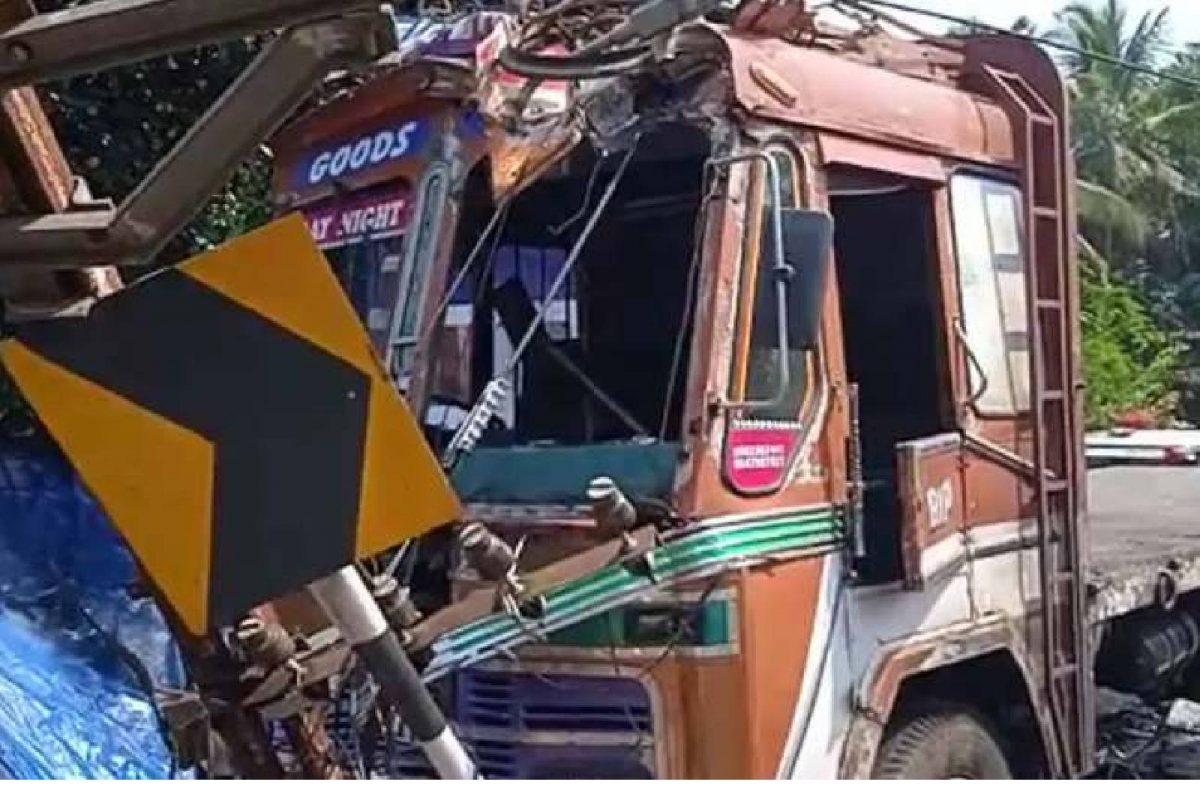 അപകടത്തിൽപ്പെട്ടത് പരപ്പനങ്ങാടിയിൽ നിന്ന് വന്ന ബൈക്കും തിരൂരിൽ നിന്ന് വന്ന ലോറിയുമാണ്.