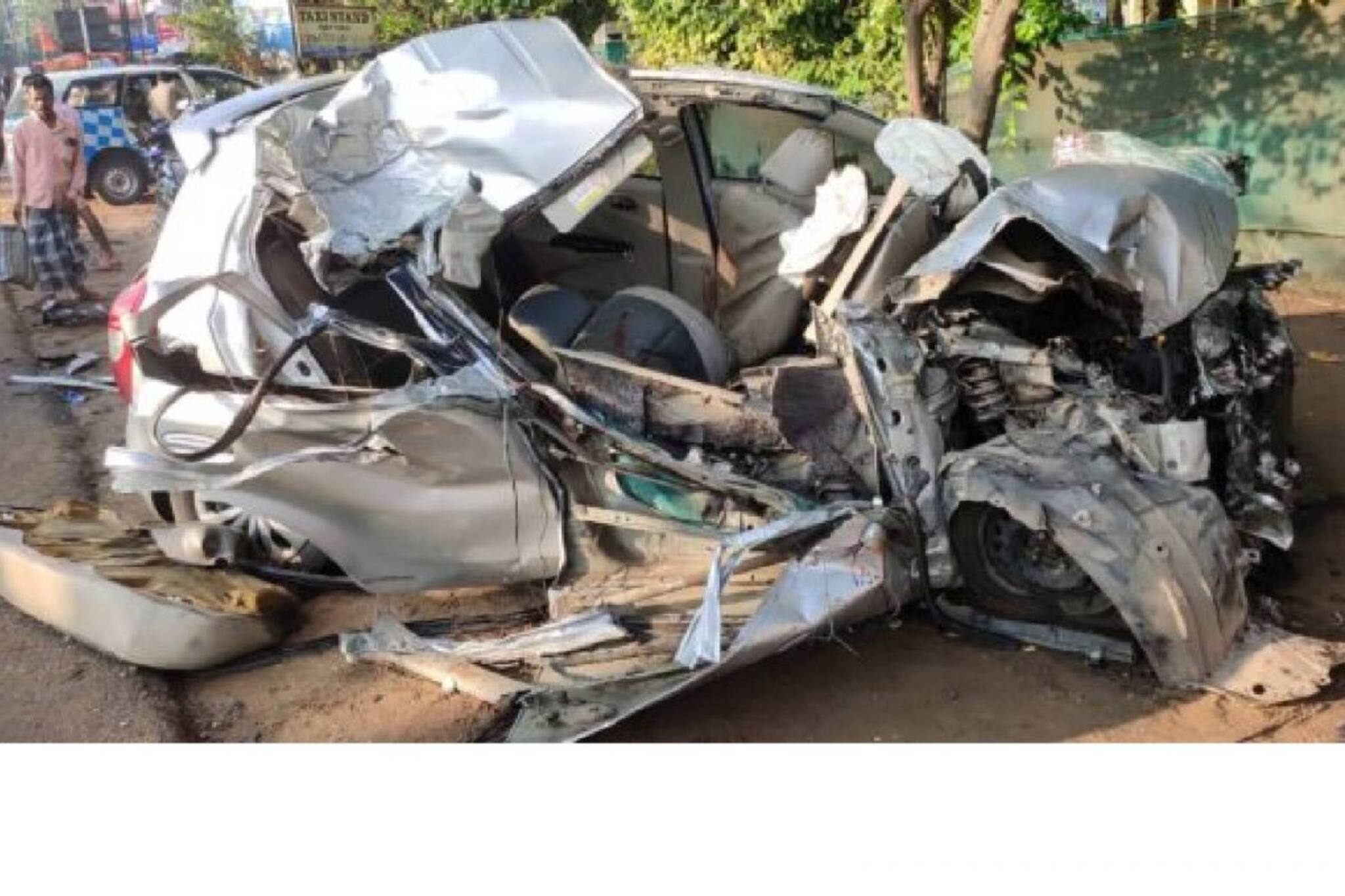 തൃശൂർ നാട്ടികയില്‍ കാറും ലോറിയും കൂട്ടിയിടിച്ച് രണ്ടു മരണം; മൂന്നുപേര്‍ക്ക് ഗുരുതര പരിക്ക്