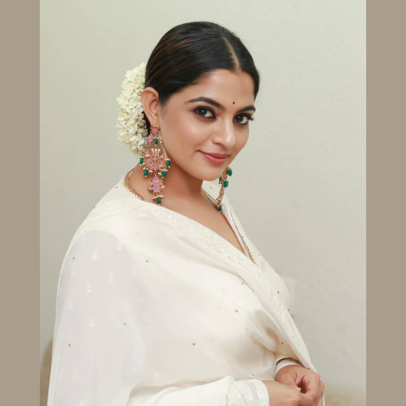  നിഖില വിമൽ (Nikhila Vimal) അടുത്തതായി വേഷമിടുന്ന ചിത്രം 'അയൽവാശി' പെരുന്നാൾ റിലീസ് ആയി തിയേറ്ററുകളിലെത്തുന്നു. സിനിമയുടെ പ്രൊമോഷനുമായി ബന്ധപ്പെട്ടുള്ള അഭിമുഖത്തിലെ നിഖിലയുടെ പരാമർശം ശ്രദ്ധ നേടുകയാണ്. കണ്ണൂരിലെ മുസ്ലിം വിവാഹങ്ങളെക്കുറിച്ചാണ് നിഖില പറഞ്ഞത്. ഇവിടെ വിവാഹ സൽക്കാരത്തിന് സ്ത്രീകൾക്കും പുരുഷന്മാർക്കുമുള്ള അന്തരമാണ് നിഖില ചൂണ്ടിക്കാട്ടിയത്