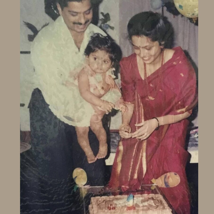  പിറക്കാനിരിക്കുന്ന കുഞ്ഞ് ആണോ പെണ്ണോ എന്നറിയാൻ കഴിയില്ലെങ്കിലും അച്ഛന്റെയും അമ്മയുടെയും മനസ്സിൽ ഒരു ചിത്രമുണ്ടാകാൻ സാധ്യതയുണ്ട്. മകൻ അല്ലെങ്കിൽ മകൾ പിറക്കും എന്ന് പലർക്കും ഒരു ആഗ്രഹമുണ്ടാകും. അങ്ങനെ മകനെ പ്രതീക്ഷിച്ച കുടുംബത്തിന് പിറന്ന മകളാണ് ഈ അച്ഛന്റെ കയ്യിൽ. അന്ന് മുതലേ മകളെ നിലത്തുവെക്കാതെ തന്നെ അച്ഛൻ പൊന്നുപോലെ വളർത്തി