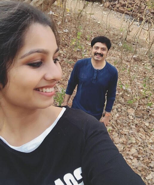  ഇനി ആറോളം ചിത്രങ്ങൾ നിരഞ്ജനയുടേതായി വരാനിരിക്കുന്നു. നിരഞ്ജനയും അച്ഛനും ചേർന്നൊരു സെൽഫി