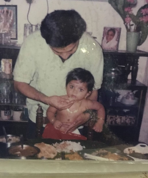  അച്ഛന്റെ പിറന്നാളിനാണ് മകൾ ഈ പഴയകാല ചിത്രങ്ങൾ സഹിതം പോസ്റ്റ് ചെയ്തത്. മറ്റെന്തിനേക്കാളും അച്ഛൻ സ്നേഹിച്ചത് തന്നെയെന്ന് ഈ മകൾ അഭിമാനത്തോടെ പറയുന്നു. അച്ഛന്റെ ചേർത്തുപിടിക്കലാണ് തനിക്ക് ജീവിതത്തിൽ മുന്നേറാനുള്ള പ്രചോദനം എന്ന് മകൾ. ഈ മകൾ ഇന്ന് മലയാളികളുടെ പ്രിയതാരമാണ് (തുടർന്നു വായിക്കുക)