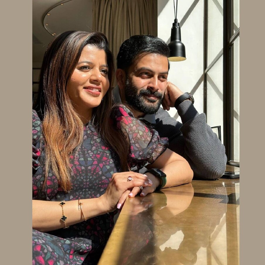  പൃഥ്വിരാജ് സുകുമാരൻ (Prithviraj Sukumaran) സുപ്രിയ മേനോന് (Supriya Menon) താലിചാർത്തിയിട്ട് ഒരു വ്യാഴവട്ടം. 12 വർഷങ്ങളുടെ ദാമ്പത്യജീവിതം പൂർത്തിയാക്കിയ താര ദമ്പതികൾ ദുബായിലാണ് വിവാഹവാർഷികം ആഘോഷിക്കുക. കഴിഞ്ഞ കുറച്ചു ദിവസങ്ങളായി ഇവർ ഇറ്റലി സന്ദർശനത്തിലായിരുന്നു. മാധ്യമപ്രവർത്തകയായ സുപ്രിയയെ പാലക്കാടുള്ള റിസോർട്ടിൽ വച്ച് തീർത്തും ലളിതമായ ചടങ്ങിൽ പൃഥ്വിരാജ് ജീവിതസഖിയാക്കുകയായിരുന്നു