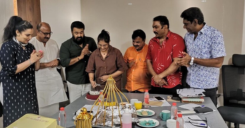  കേക്ക് മുറിച്ചാണ് രചനയുടെ ജന്മദിനം കെങ്കേമം ആയത്. ഇനി യുവതി എന്ന് ഔദ്യോഗികമായി വിളിക്കപ്പെടാൻ തനിക്കധികം നാളുകളില്ല എന്ന് രചന മുൻപൊരു പോസ്റ്റിൽ പറഞ്ഞിരുന്നു. എന്നാലും ജന്മദിനത്തിന് അതൊന്നും ഒരു വിഷയമല്ല. അതെല്ലാരും കൂടിയങ്ങ് ആഘോഷമാക്കി (തുടർന്ന് വായിക്കുക)