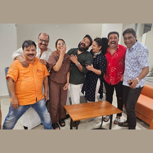  രചന നാരായണൻകുട്ടിയുടെ (Rachana Narayanankutty) ജന്മദിനം കളറാക്കി മോഹൻലാലും കൂട്ടരും. ഇത്രയേറെ താരങ്ങൾ പങ്കെടുത്ത ഒരു പിറന്നാൾ ആഘോഷം എന്തായാലും അടുത്തിടെ മലയാള സിനിമയിൽ ഉണ്ടായിട്ടില്ല എന്ന കാര്യം ഉറപ്പ്. അടുത്തിടെ കുഞ്ചാക്കോ ബോബന്റെ അമ്മയുടെയും ഭാര്യയുടെയും പിറന്നാളിന് മഞ്ജു വാര്യർ, രമേശ് പിഷാരടി എന്നിവർ പങ്കെടുത്തതായിരുന്നു ഏറ്റവും വലിയ ചടങ്ങ്