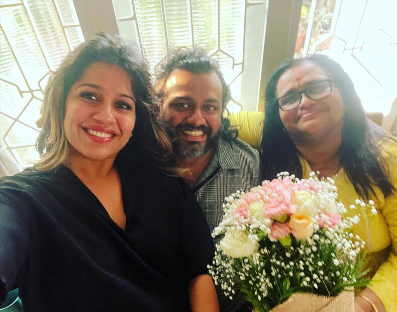  അമ്മ സുജാതയ്ക്കും അനുജൻ ശ്രീപ്രിയനുമൊപ്പമാണ് രഞ്ജിനിയുടെ ജന്മദിനാഘോഷം. പിറന്നാളിന് സ്‌പെഷൽ കേക്കും ഒരുങ്ങി. പ്രായത്തെ കൂസാത്ത മലയാളത്തിലെ പ്രിയങ്കരികളിൽ ഒരാളാണ് രഞ്ജിനി എന്ന് ഈ ചിത്രങ്ങൾ പറയും (തുടർന്ന് വായിക്കുക)