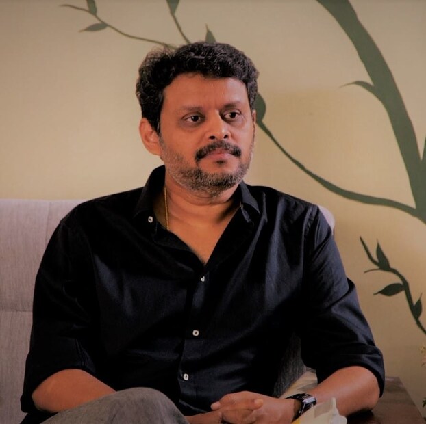  ജൂലൈ 21ലെ വിദ്യാഭ്യാസ പരിപാടിയുടെ ഉദ്‌ഘാടനവേദിയിലാണ് ഷംസീറിന്റെ വിവാദപരാമർശം ഉയരുന്നത്. ഇതിനെതിരെ എൻ.എസ്.എസ്. സംഘടന ഉൾപ്പെടെയുള്ളവരുടെ കടുത്ത പ്രതിഷേധം വരും ദിവസങ്ങളിൽ അരങ്ങേറി. പക്ഷേ രഞ്ജിത്ത് ശങ്കർ സിനിമയുടെ ടൈറ്റിൽ രജിസ്റ്റർ ചെയ്തത് 2023 ജൂൺ മാസം 19നാണ്