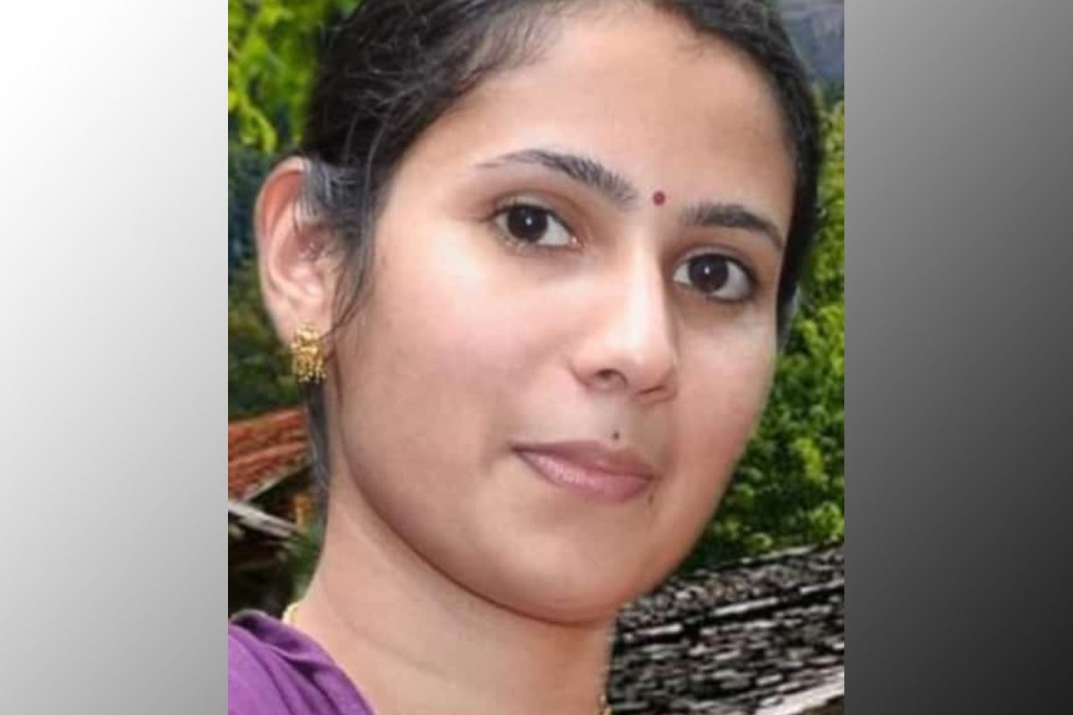 ഡ്യൂട്ടി കഴിഞ്ഞ് വായാട്ടുപറമ്പിലെ വീട്ടിലേക്ക് നടന്നു പോകുന്നതിനിടെ അമിതവേഗത്തിൽ എത്തിയ ഫോർച്യൂണർ കാർ ഇവരെ ഇടിച്ചു തെറിപ്പിക്കുകയായിരുന്നു